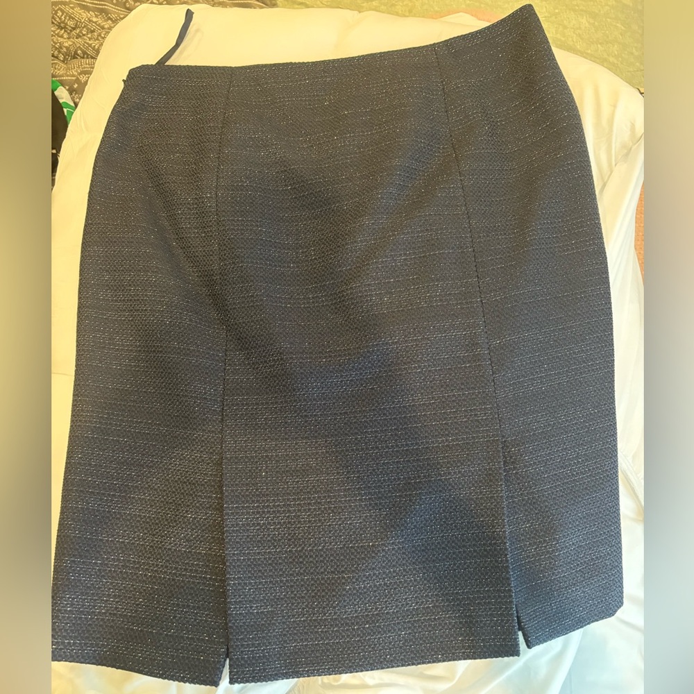 Beautiful navy two piece suit by Le Suit. Perfect condition, worn once. - Picture 7 of 9